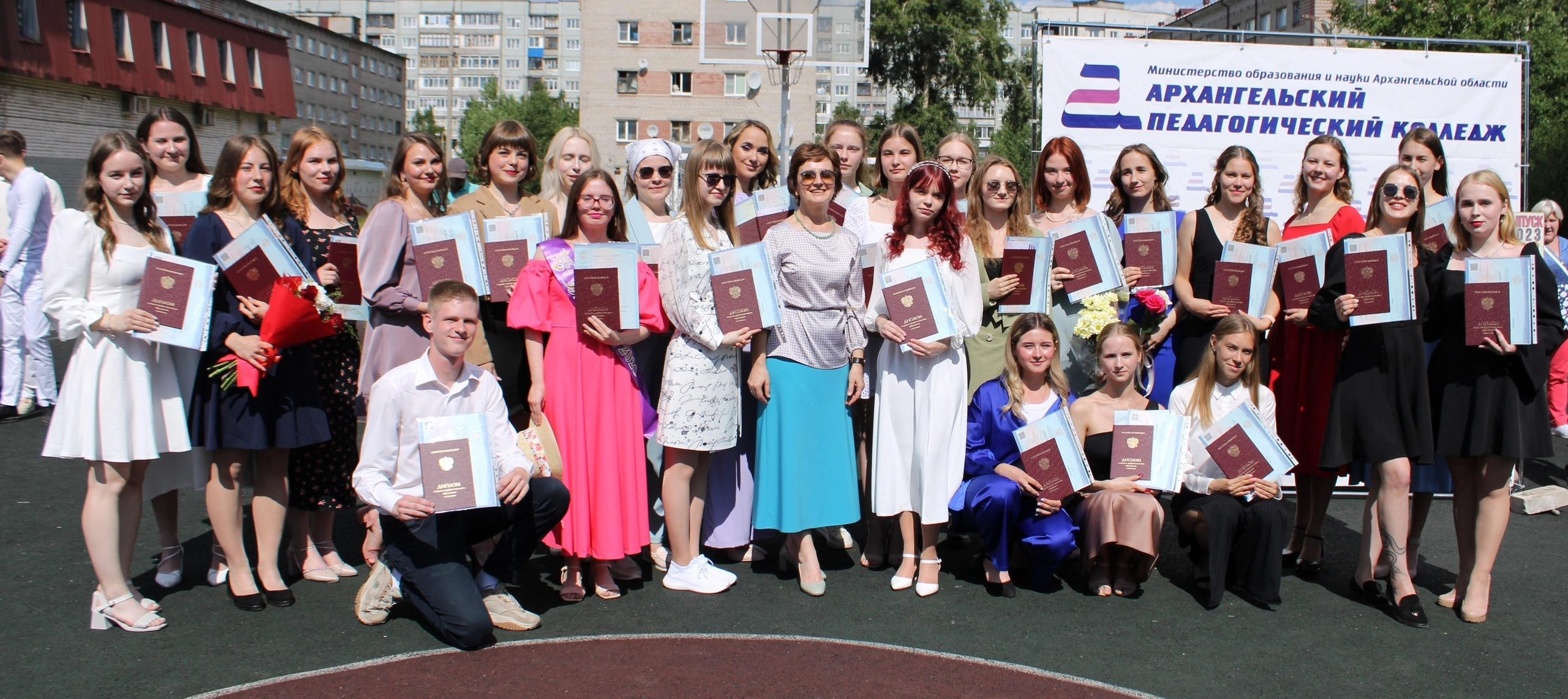 «Выпускник?» - «Да»! «Первокурсник? – «Да»!