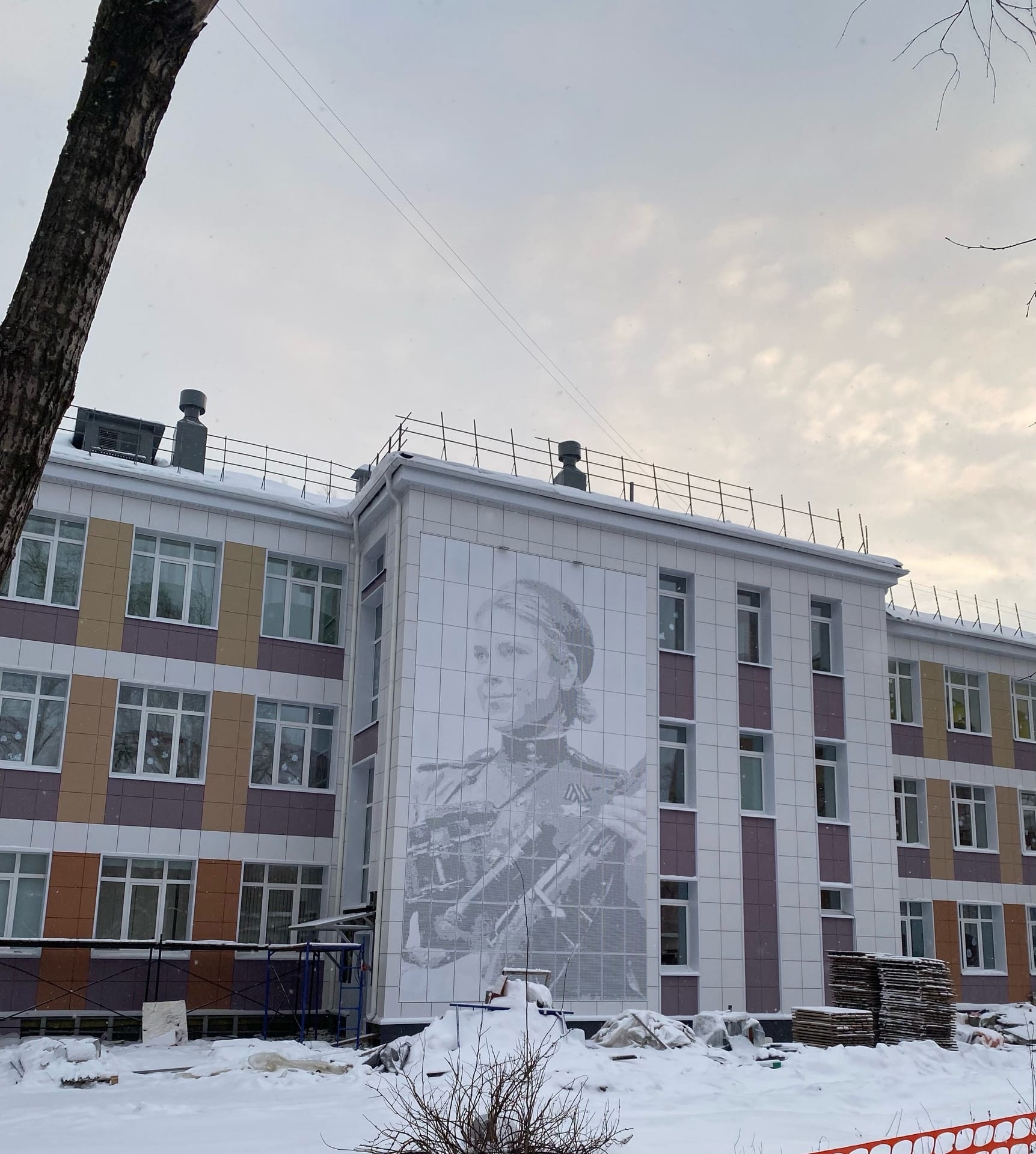 Фотография Розы Шаниной на здании колледжа