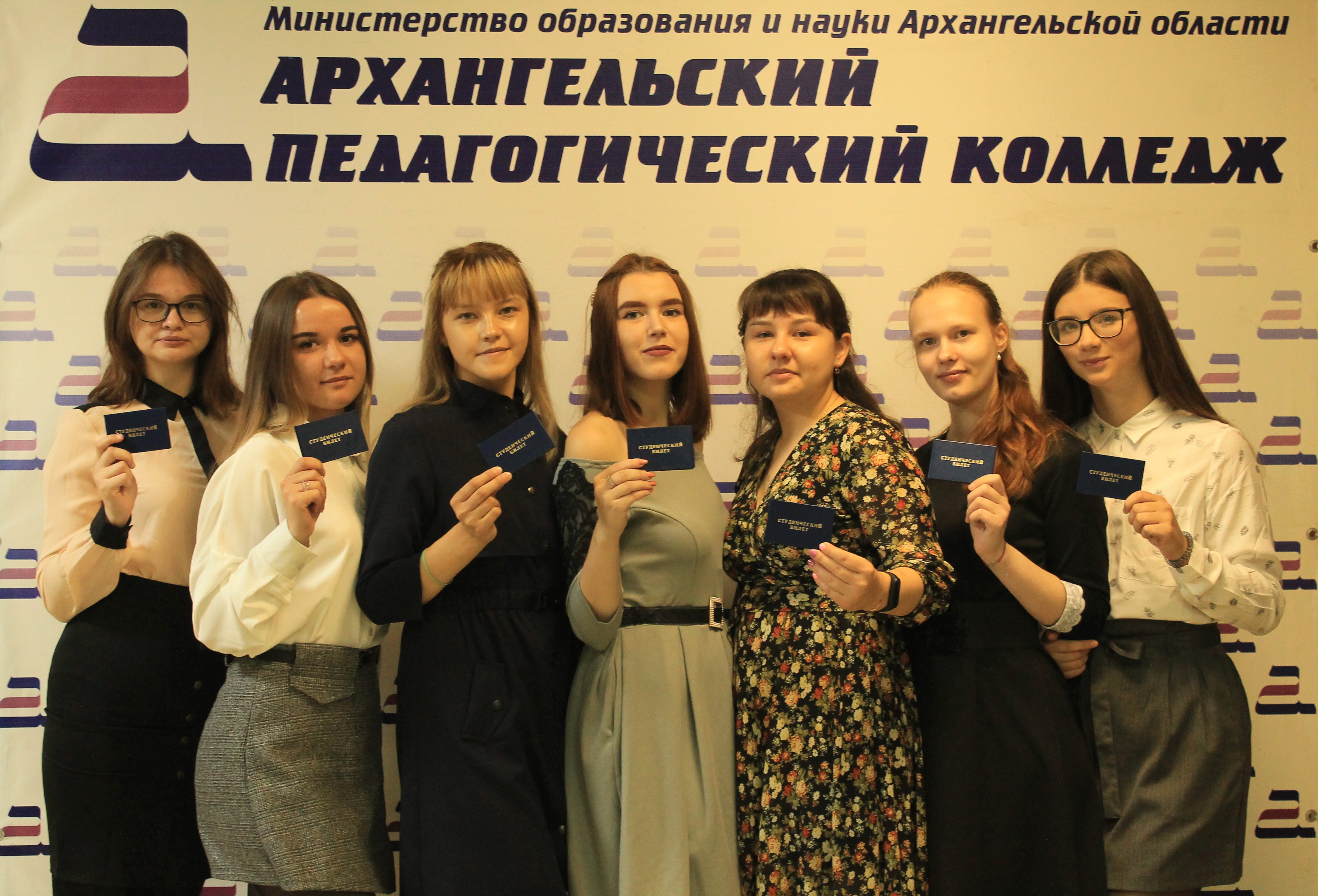 Утро начинается не с кофе, а с вручения студенческих билетов!