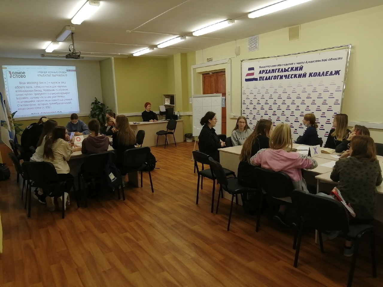 Усердней с каждым днём гляжу в словарь
